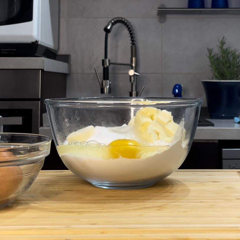 Una ciotola di purè di patate con un uovo dentro