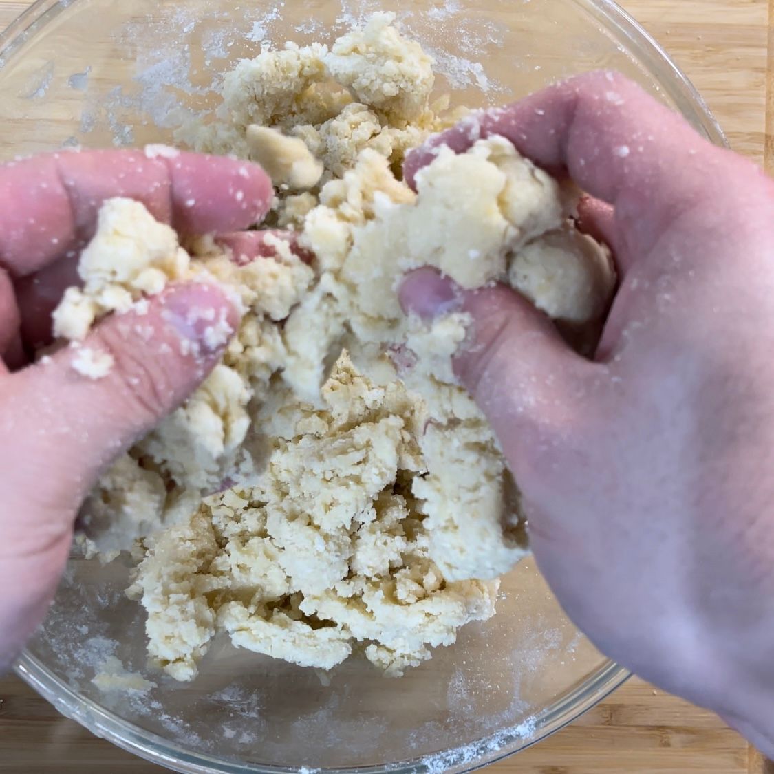 Una persona sta mescolando gli ingredienti in una ciotola di vetro