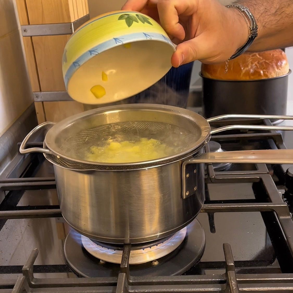 Verdure cotte e scolate messe a raffreddare per mantenere il colore.