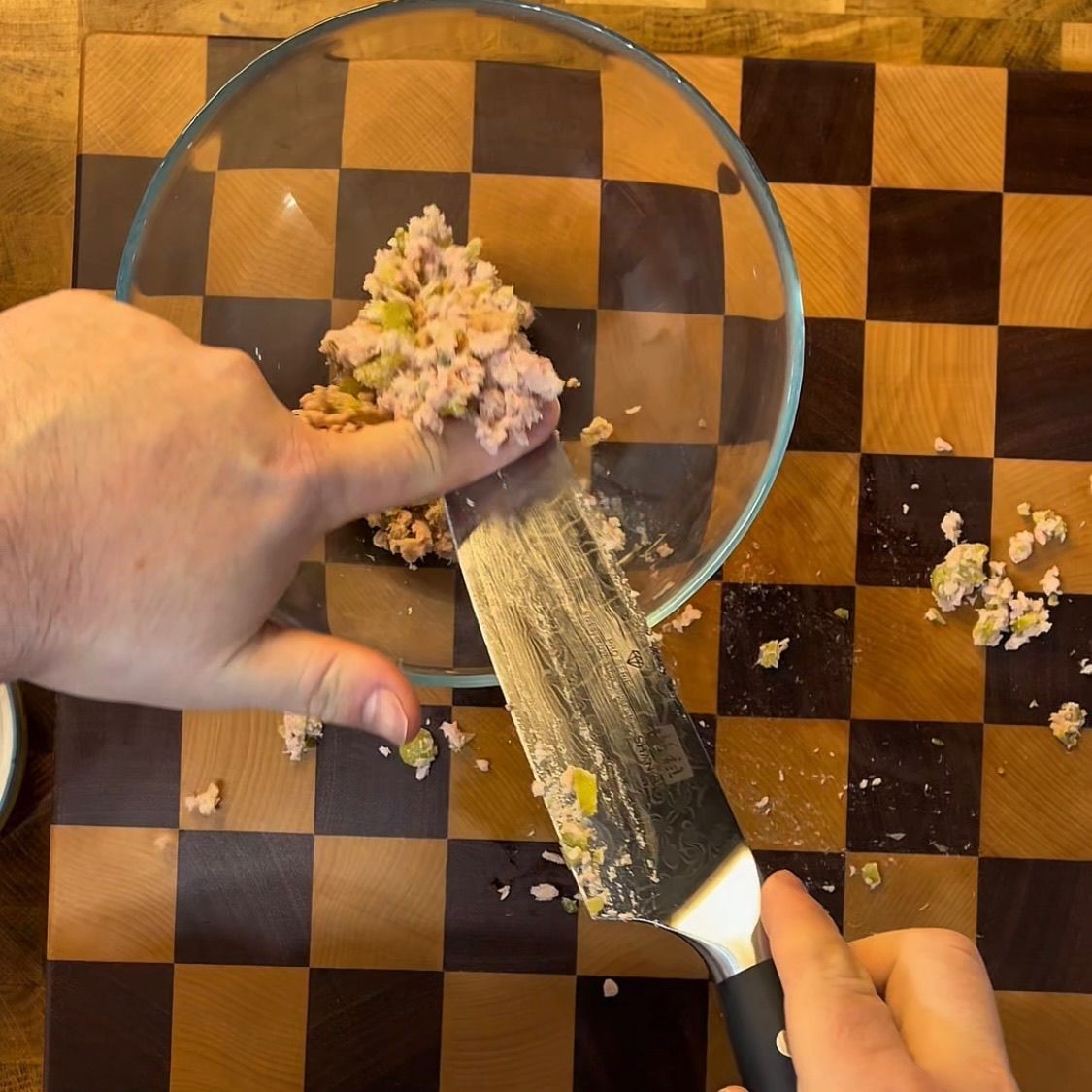 Trito aromatico trasferito in una ciotolina.