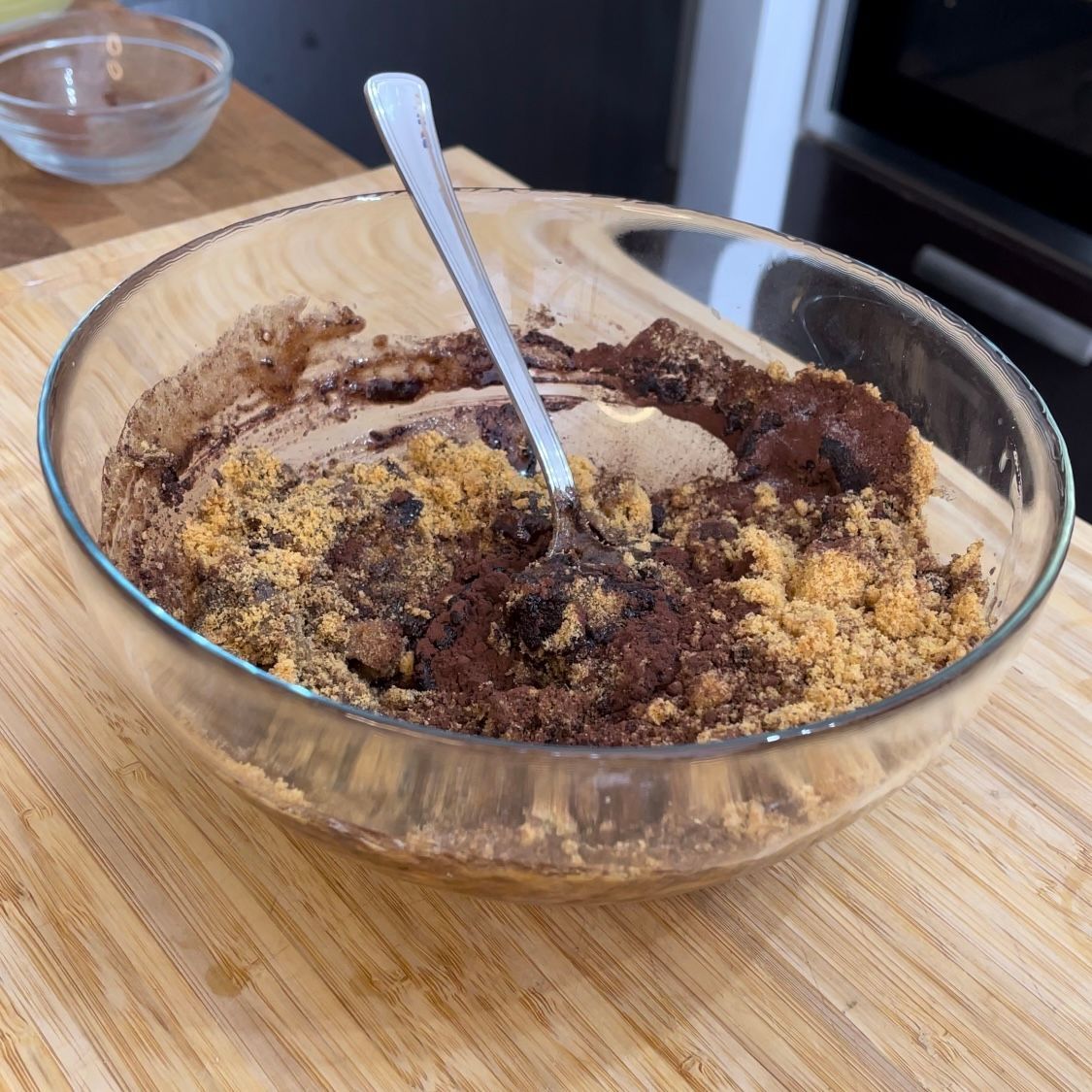 Una ciotola di cibo con un cucchiaio dentro