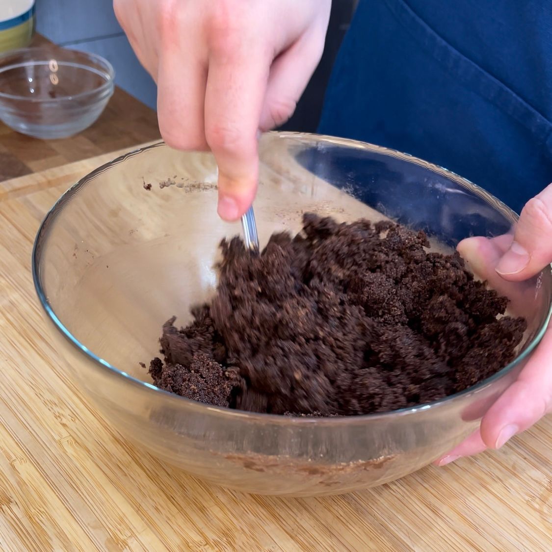 Una persona sta mescolando il cioccolato in una ciotola di vetro