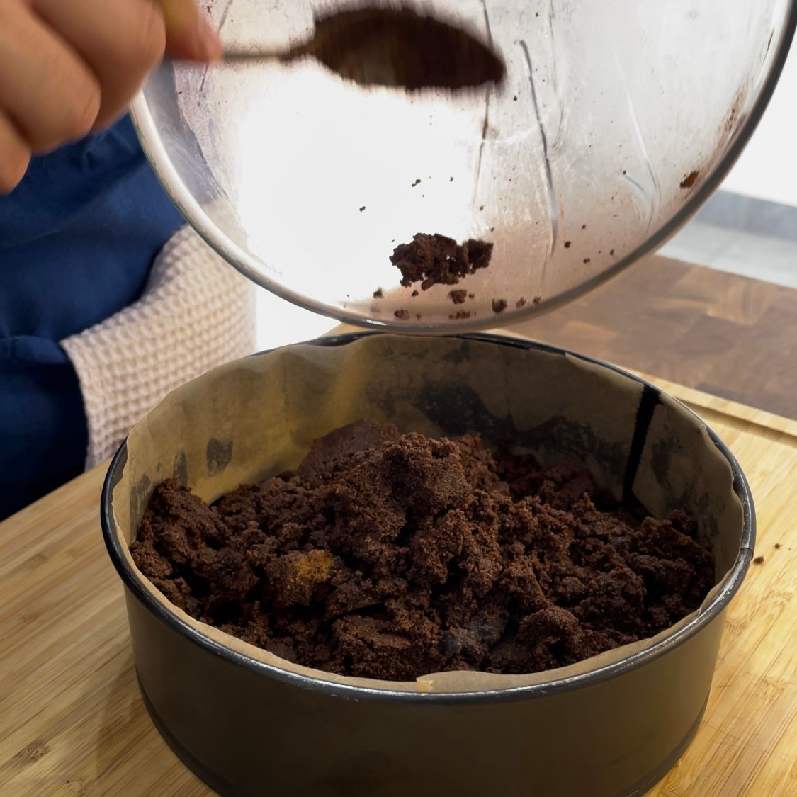 Una persona sta versando il cioccolato in una padella con un cucchiaio