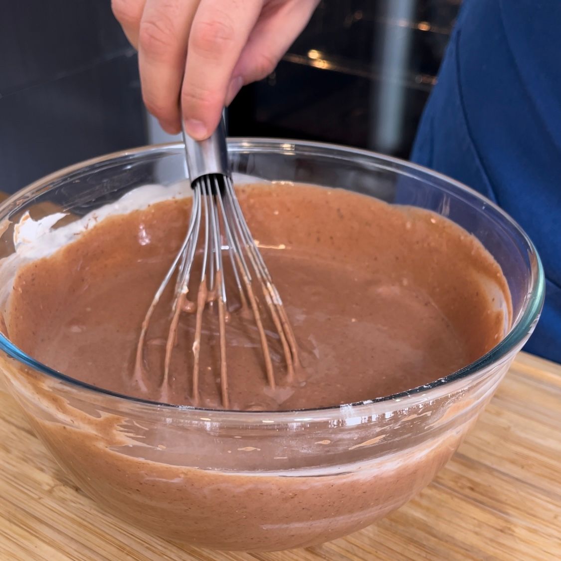 Una persona sta sbattendo una ciotola di salsa al cioccolato