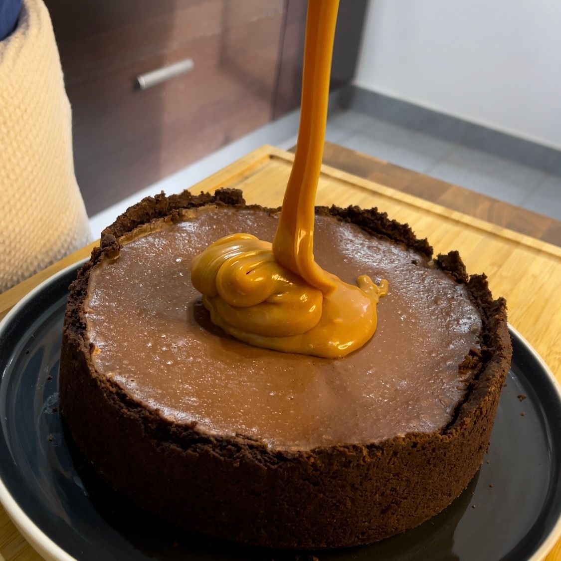 Una torta al cioccolato con sopra del caramello versato