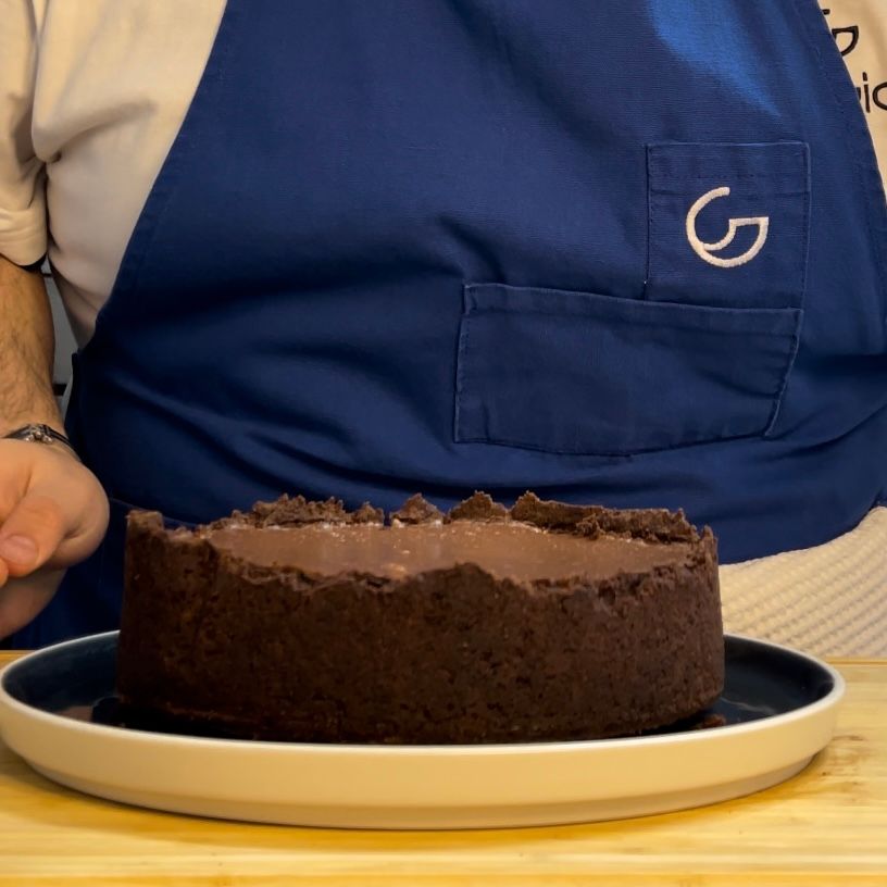 Una persona che indossa un grembiule con la lettera g sopra