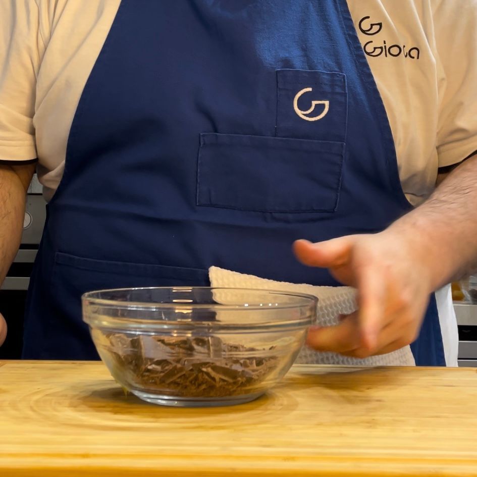 Un uomo che indossa un grembiule con la lettera g sopra