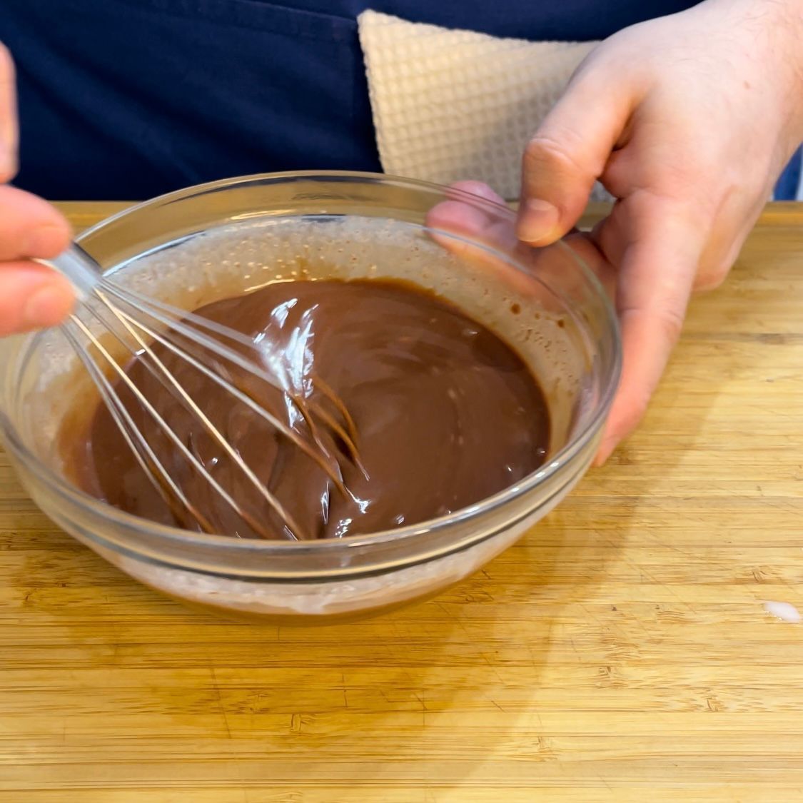 Una persona sta sbattendo una ciotola di salsa al cioccolato