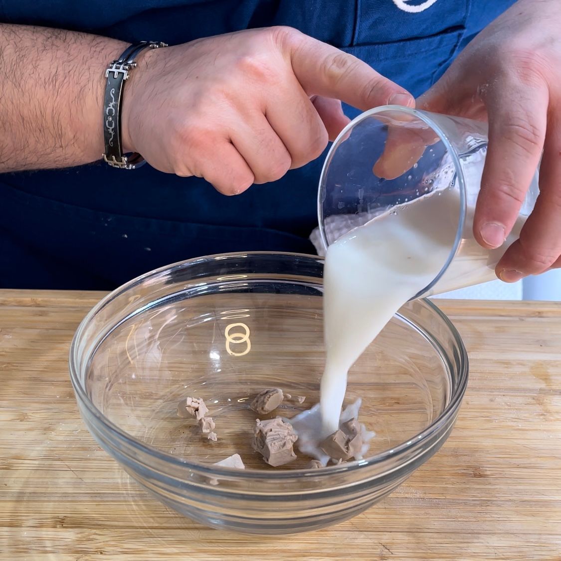 Una persona sta versando il latte in una ciotola di lievito