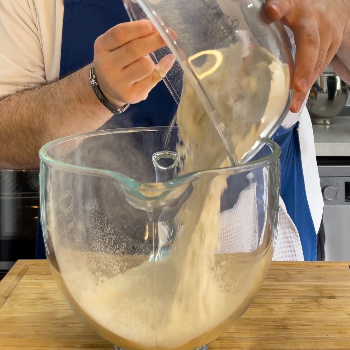 Una persona sta versando qualcosa in una ciotola di vetro