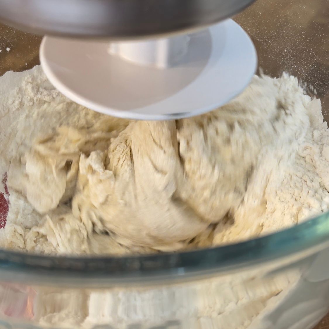 Un mixer sta mescolando la farina in una ciotola di vetro