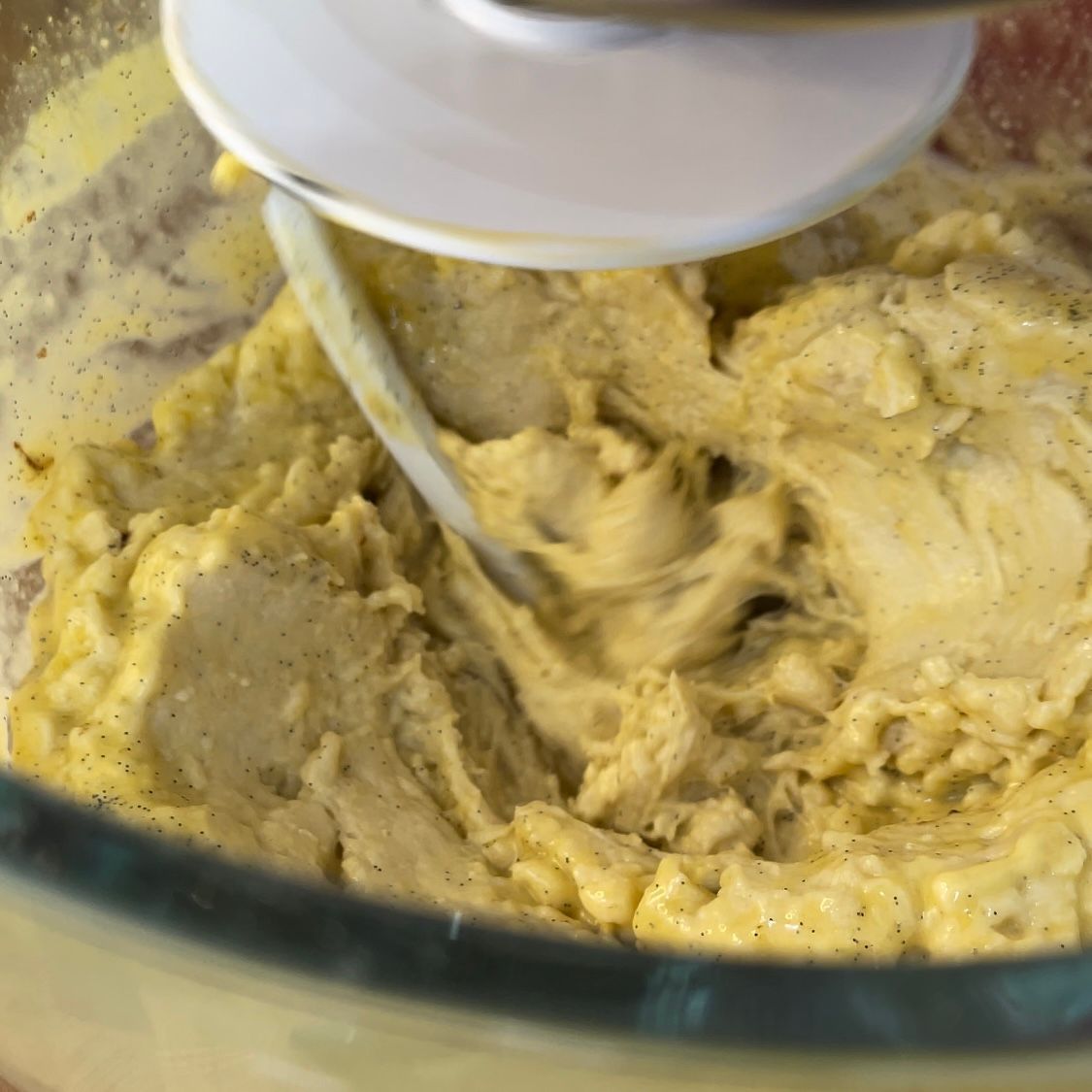 Primo piano di un mixer in una ciotola di pastella.