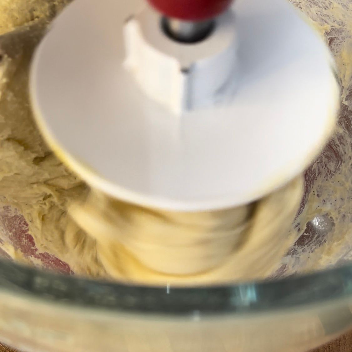 Un primo piano di un mixer con la pastella dentro