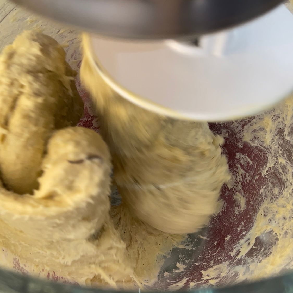 Un primo piano di un mixer che mescola qualcosa in una ciotola