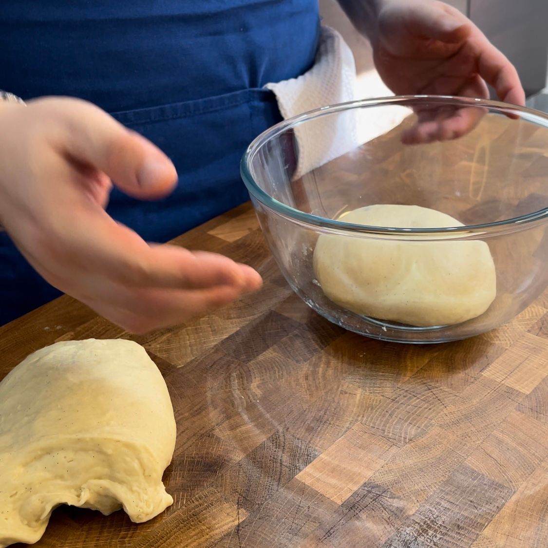 Una persona sta mescolando l'impasto in una ciotola di vetro