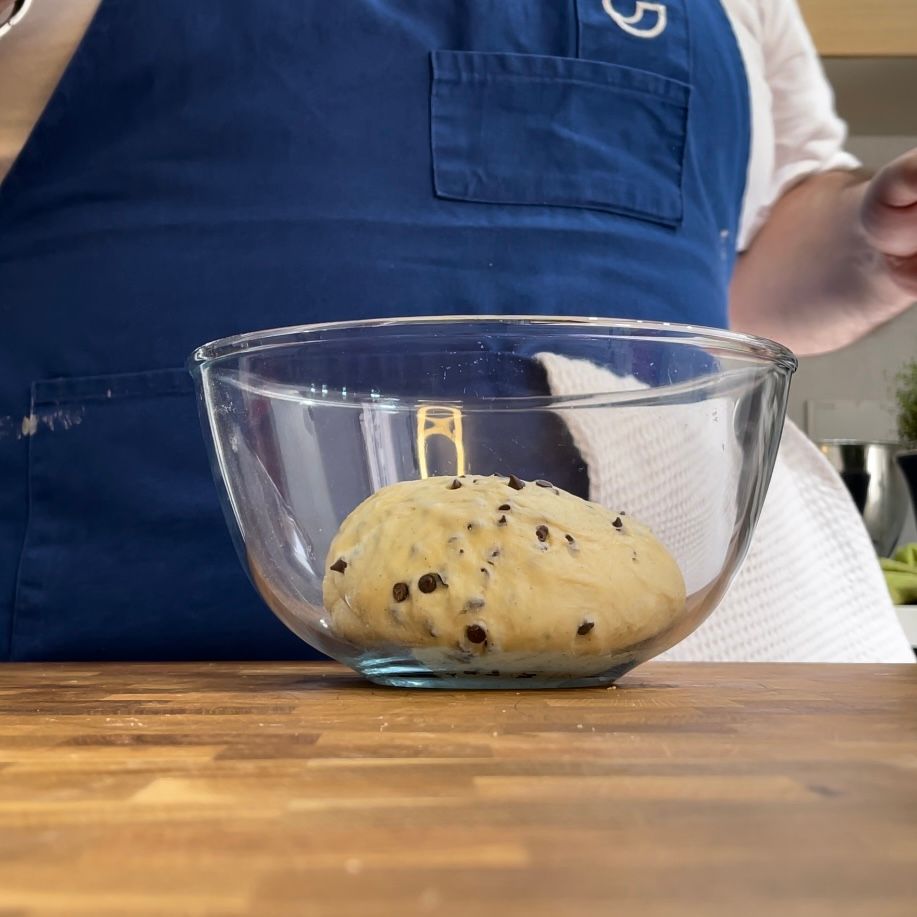 Una ciotola di vetro con dentro una palla di pasta