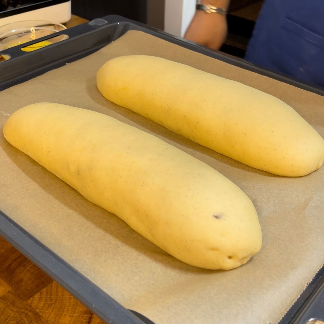 Due pagnotte di pane sono appoggiate su una teglia da forno