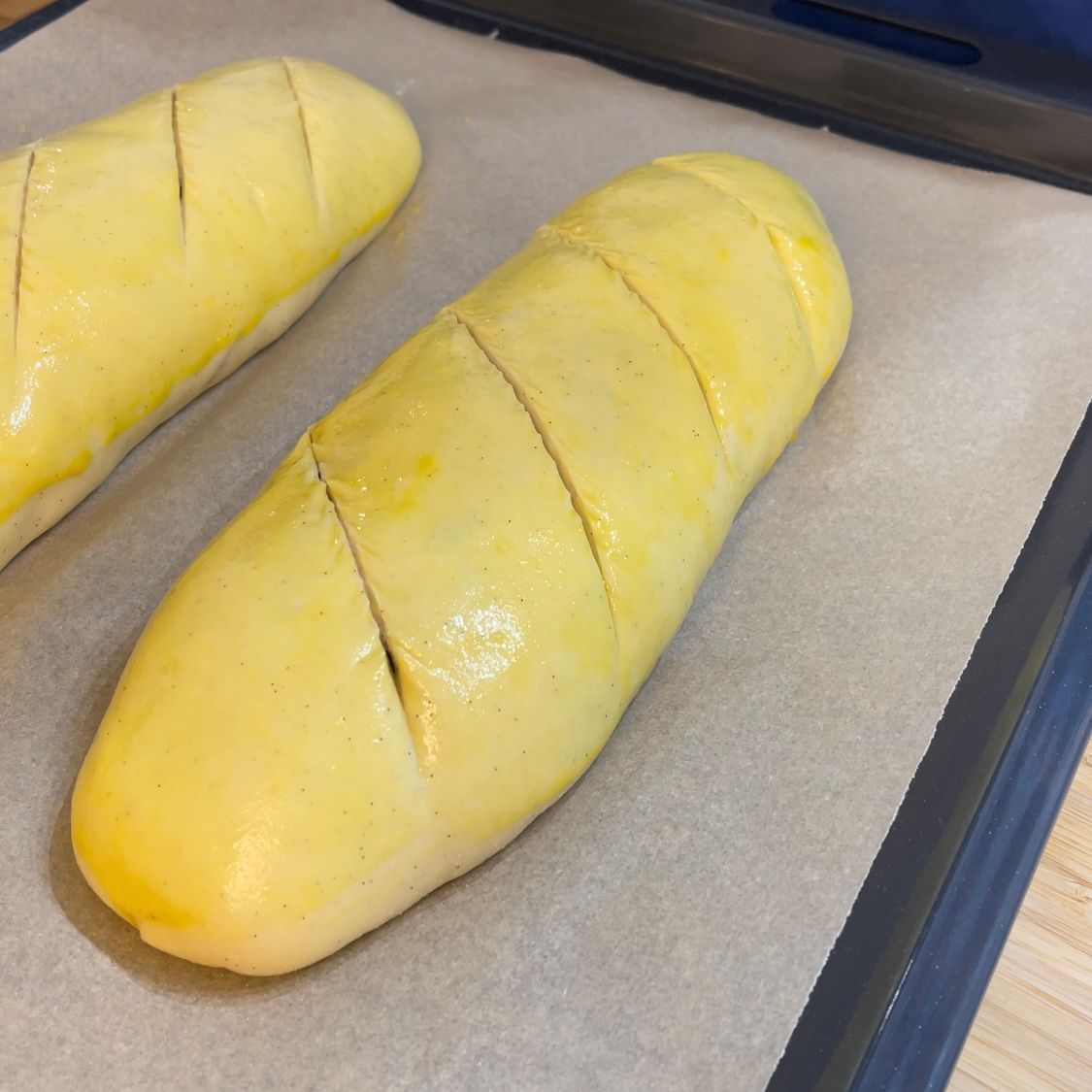 Due pagnotte di pane sono appoggiate su una teglia da forno