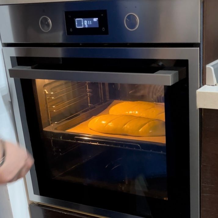 Un forno in acciaio inossidabile con un display digitale che mostra l'ora come 9:41