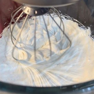 Un primo piano di un mixer con panna montata dentro