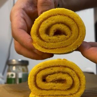 Una persona tiene in mano due rotoli gialli