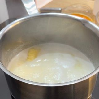 Una pentola piena di liquido bianco viene cotta sul fornello.