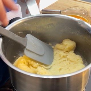 Una pentola di purè di patate con una spatola dentro