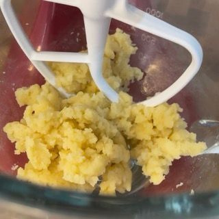 Un primo piano di un mixer con purè di patate dentro