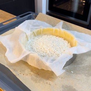 Una ciotola di riso è appoggiata su un pezzo di carta oleata