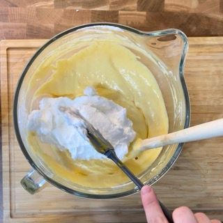 Una persona sta mescolando qualcosa in una brocca con un cucchiaio