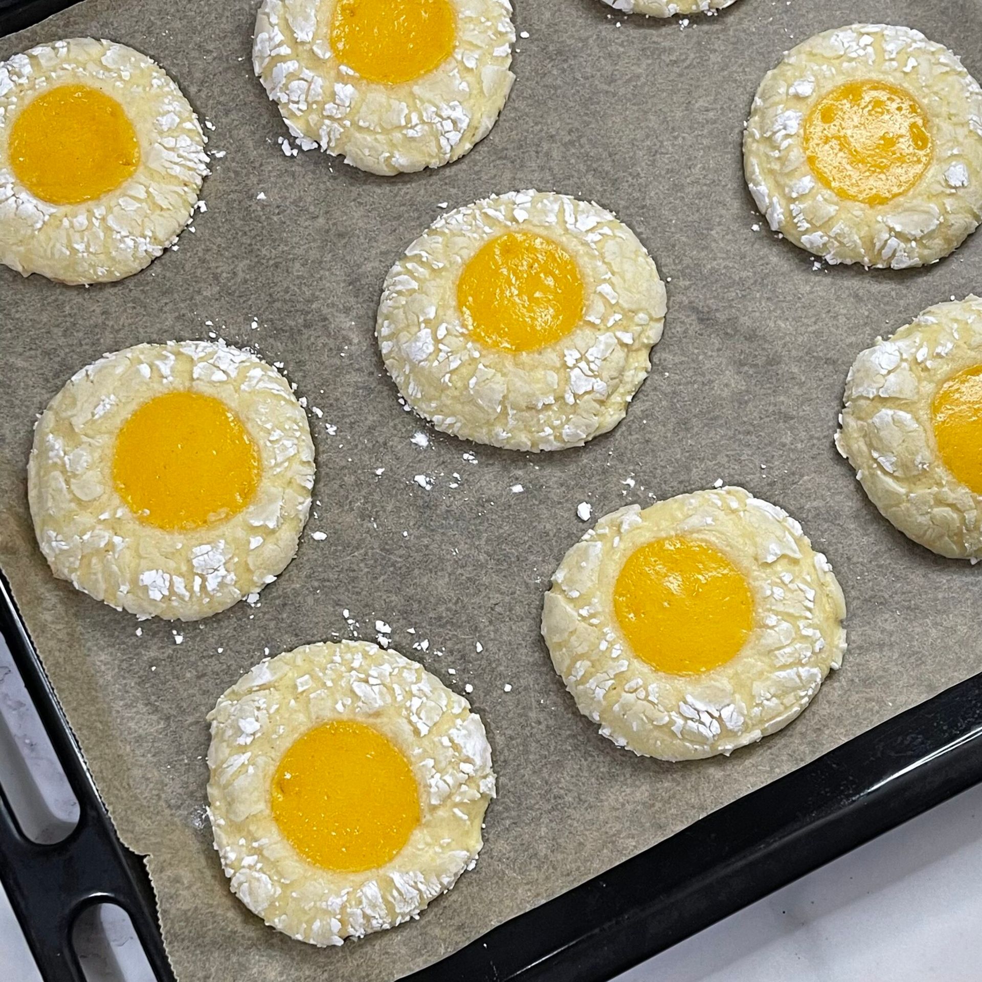 Un mucchio di biscotti su una teglia con un centro giallo