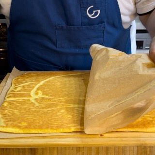 Una persona che indossa un grembiule con la lettera g sopra