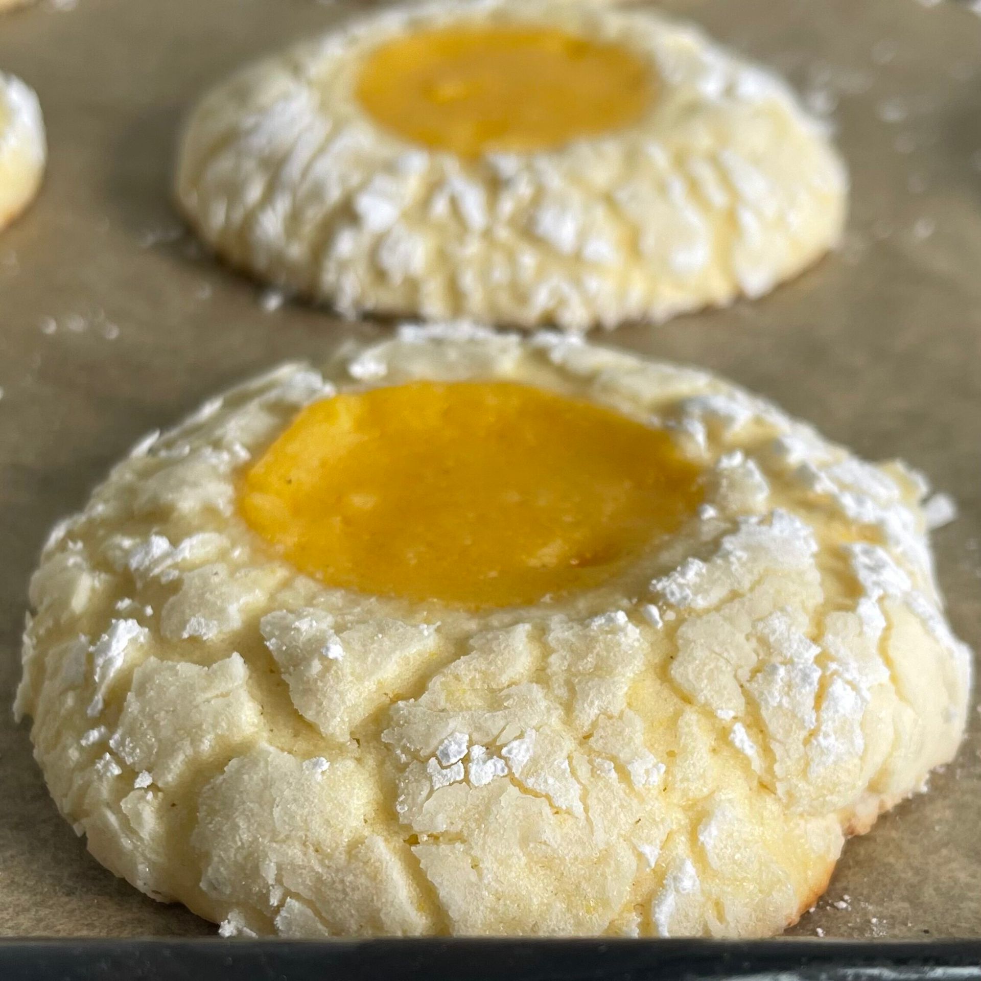 I biscotti sono ricoperti di zucchero a velo e hanno un centro giallo.