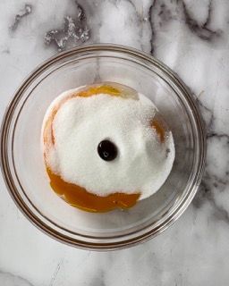 Un primo piano di una ciotola di cibo su un tavolo.