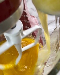 Si utilizza un frullatore per mescolare un liquido giallo in un misurino.