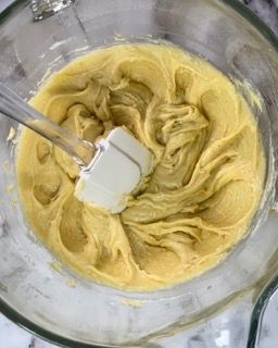 Una ciotola di pastella con una spatola dentro.