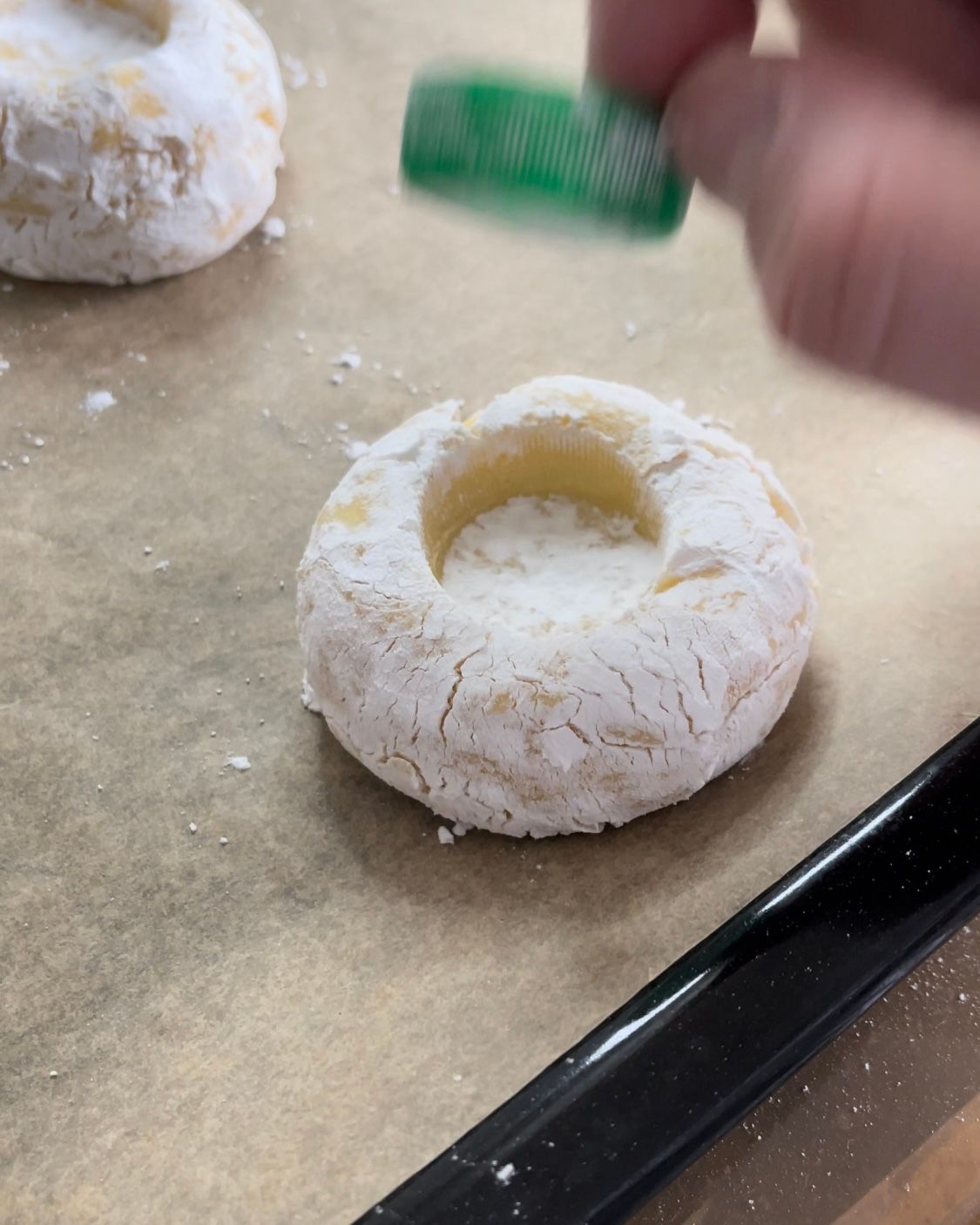 Un primo piano di una ciambella con zucchero a velo sopra