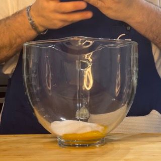 Una ciotola di vetro con dentro un liquido giallo
