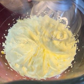 Una persona sta mescolando qualcosa in una ciotola con un mixer.