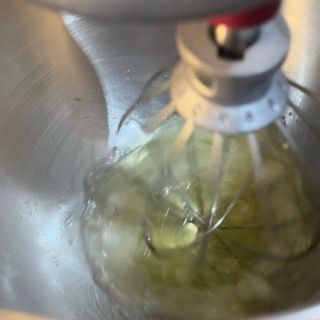 Un primo piano di un mixer con del liquido al suo interno