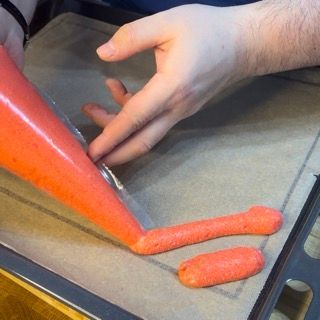Una persona sta versando un liquido rosso in una sac à poche