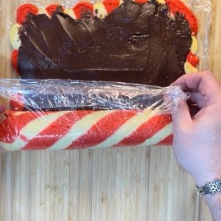 Una persona sta avvolgendo una fetta di torta nella pellicola trasparente.