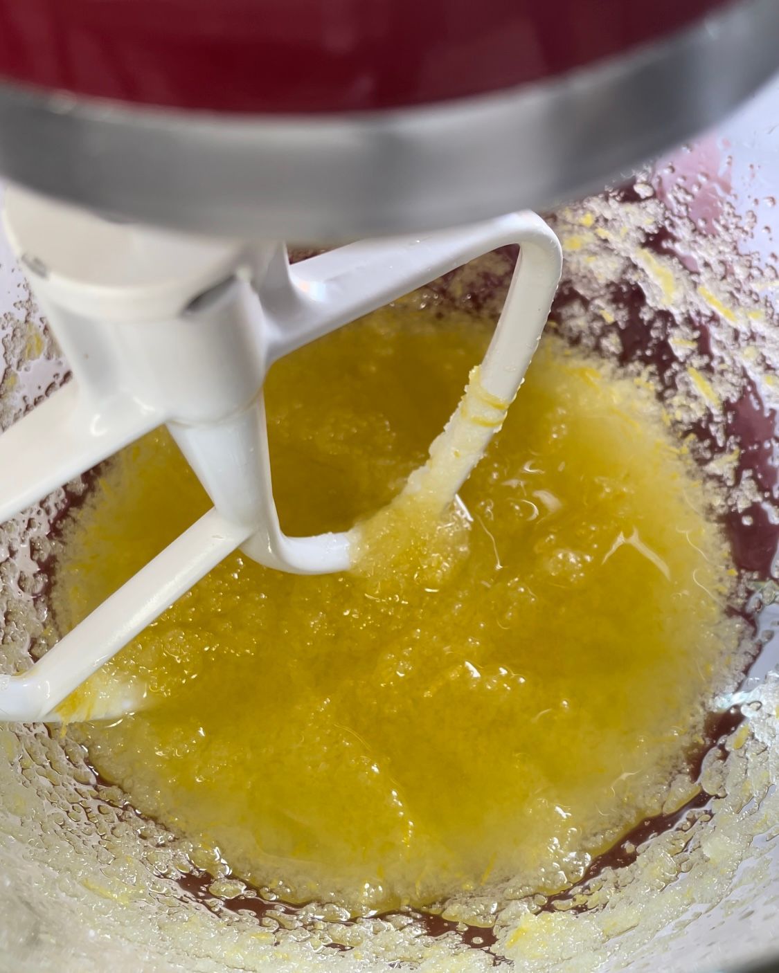 Un mixer sta mescolando un liquido giallo in una ciotola