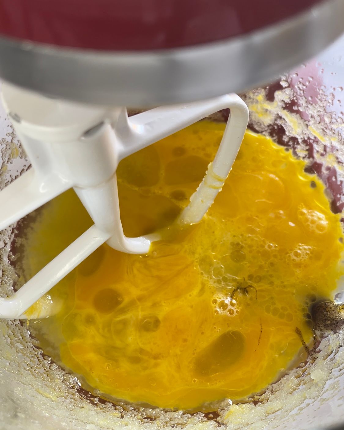 Le uova vengono mescolate in una ciotola con uno sbattitore.