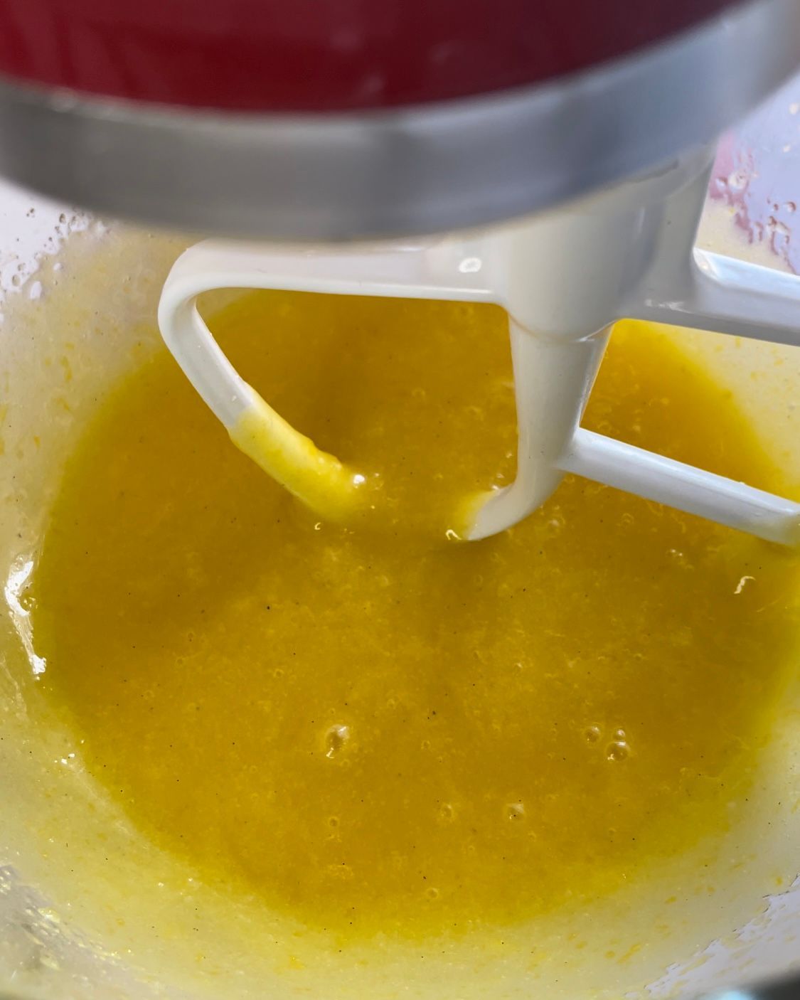 Un mixer sta mescolando un liquido giallo in una ciotola