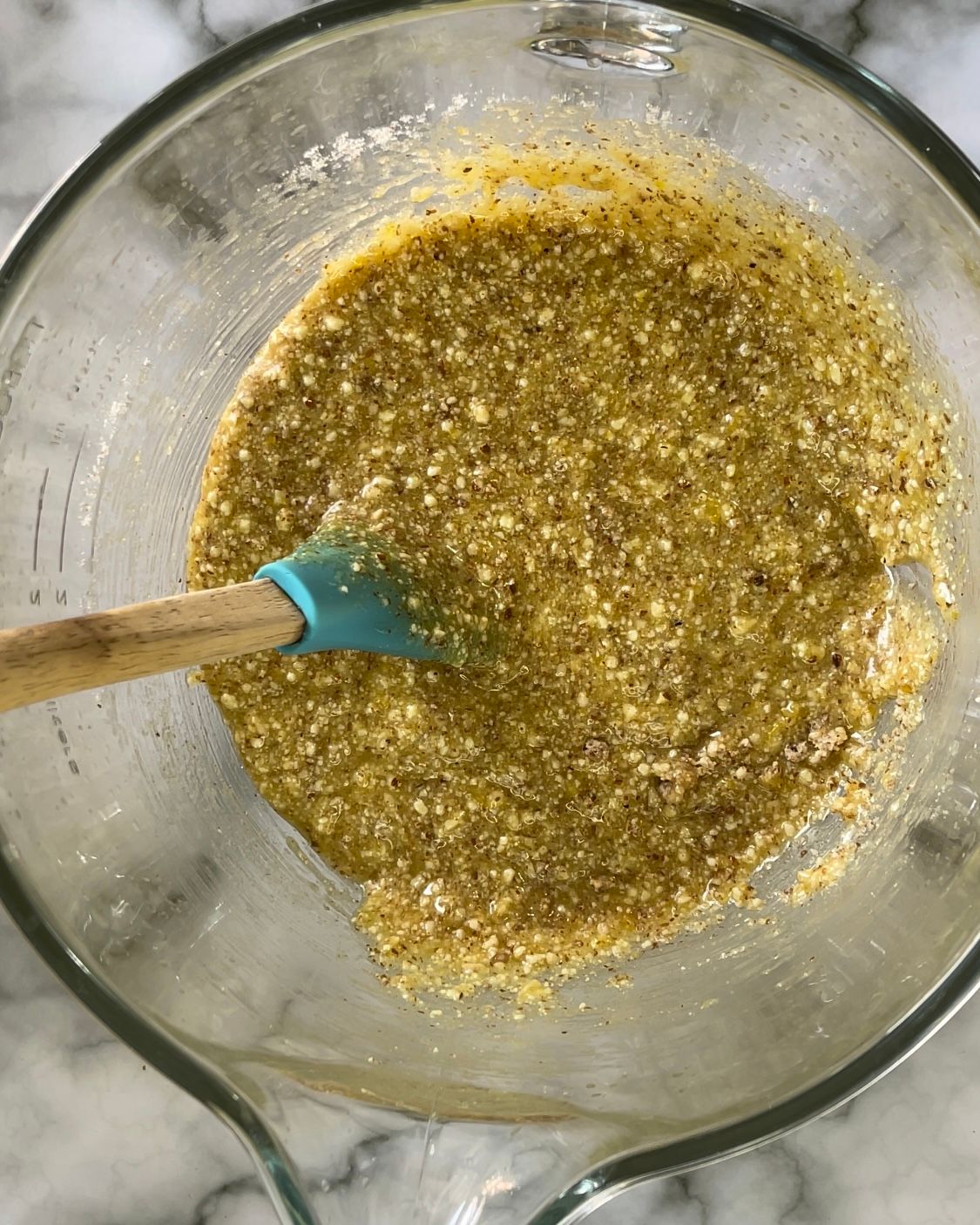 Un primo piano di una ciotola di cibo con una spatola dentro.