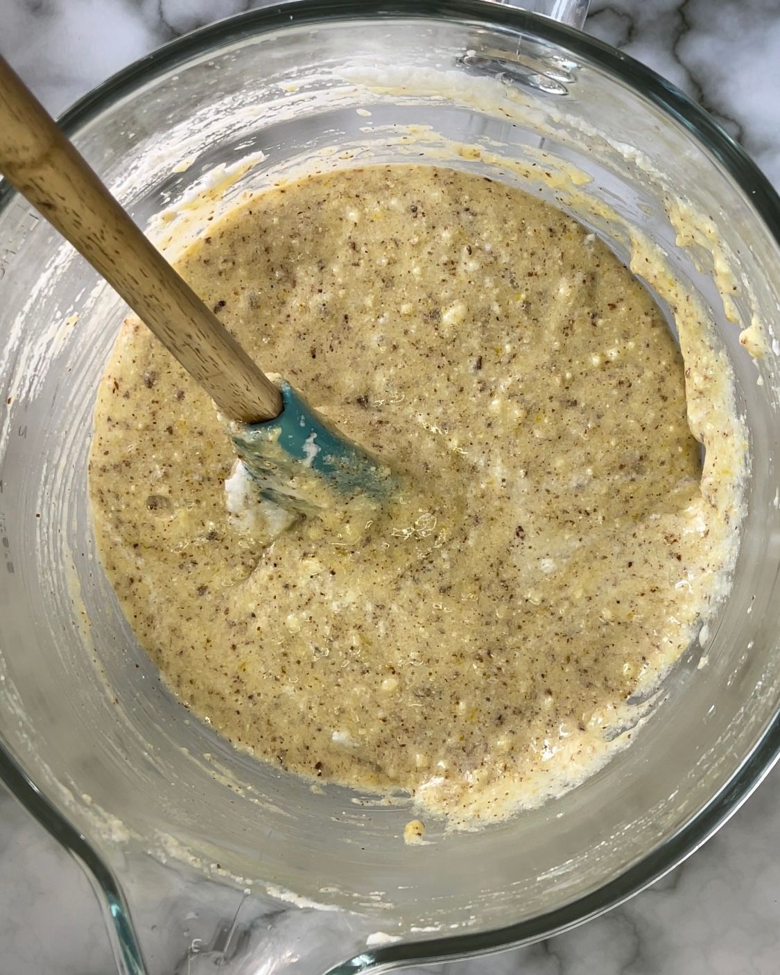 Primo piano di una ciotola di pastella con una spatola dentro.