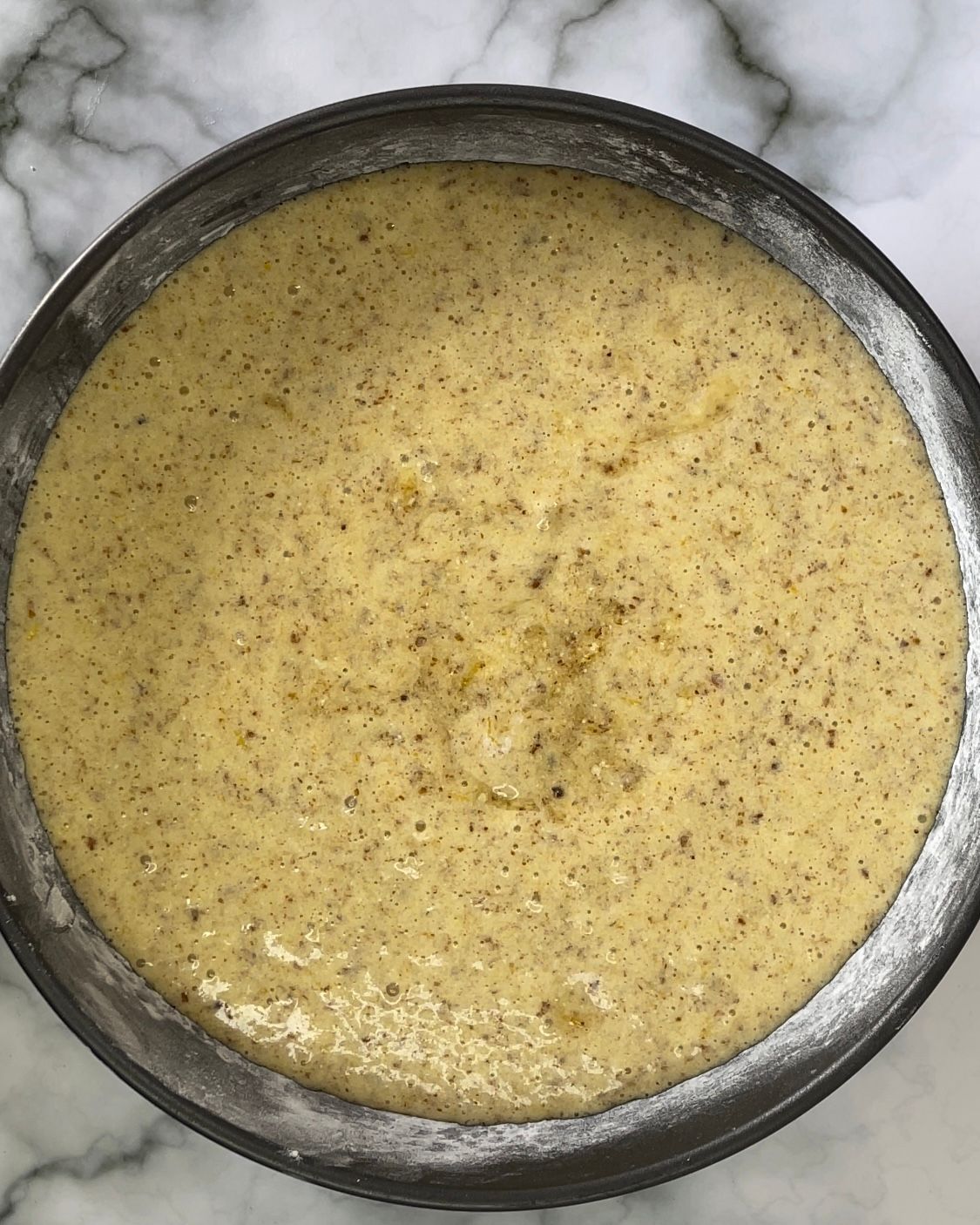 Un primo piano di una ciotola di zuppa su un tavolo.