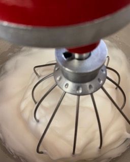 Un primo piano di un mixer con panna montata dentro