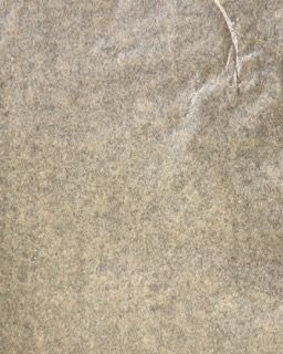 Un primo piano di un pezzo di carta dalla consistenza granulosa.